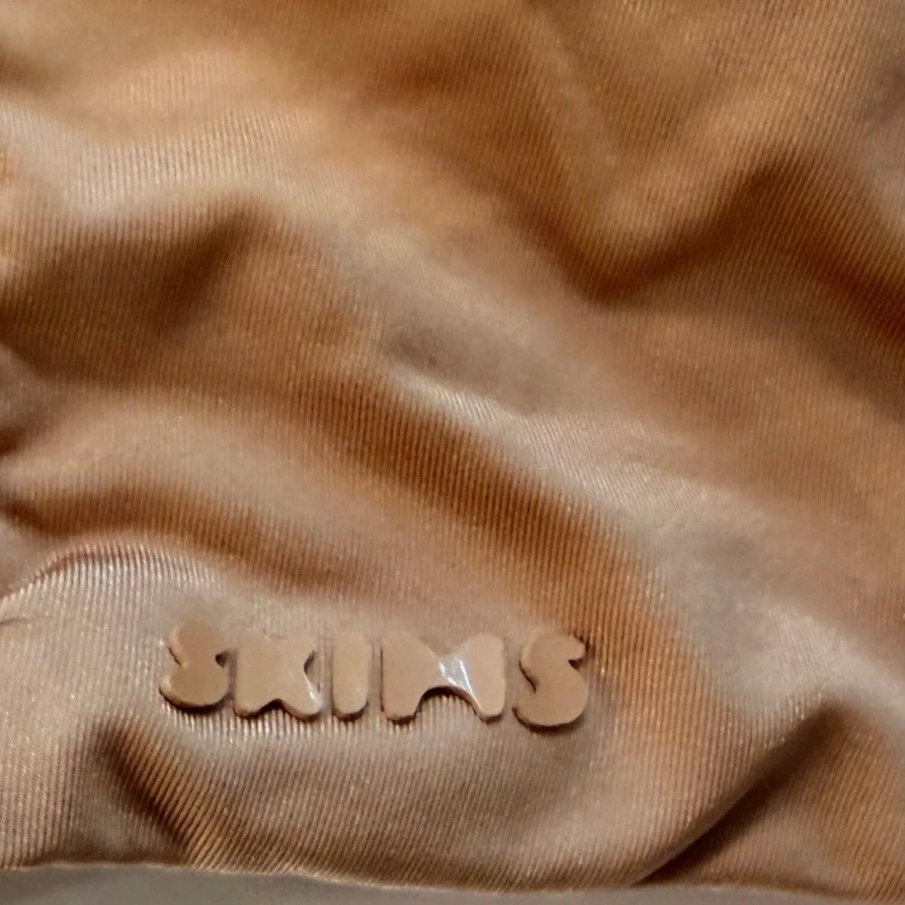 SKIMS Fits Everybody T-Shirt Bra Nude Tan Wireless Molded‎ Cup 38B - Picture 4 of 9